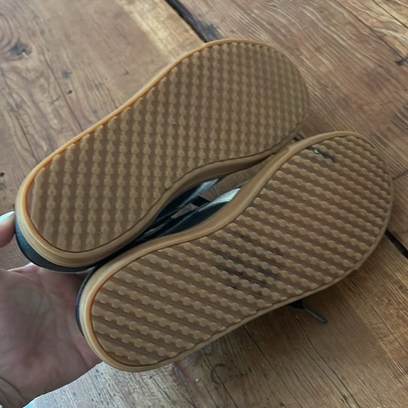 Classic leather Reebok Kids size 3.5 black and gumball bottoms excellent - Picture 6 of 7